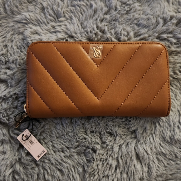 Victoria's Secret Handbags - Victoria's Secret Cream Wallet FINAL PRICE 🤎